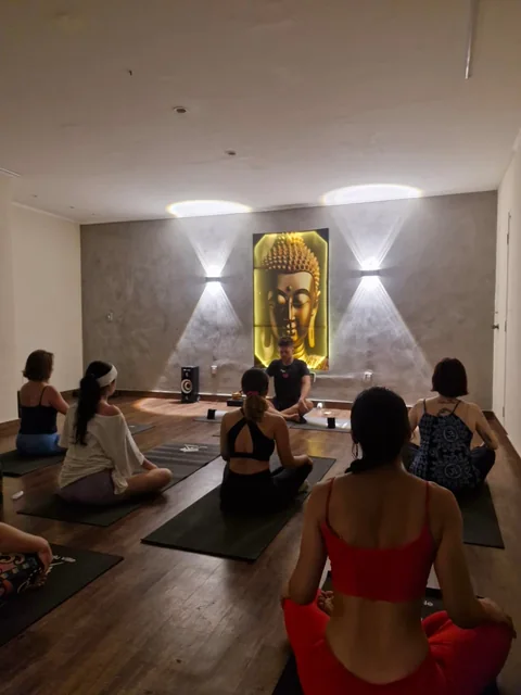 Turma em prática guiada no Yoga du Ville, na Tijuca