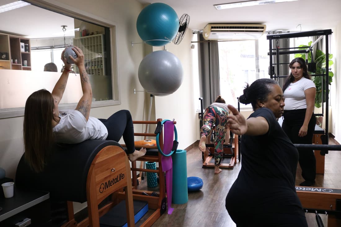 Aula de Pilates em grupo no Yoga du Ville — reformer, chair e barrel, Tijuca