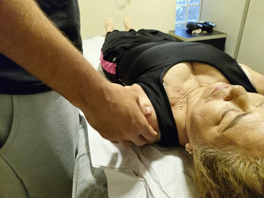 Terapia Shiatsu para equilíbrio e bem-estar no Yoga du Ville, Tijuca.
