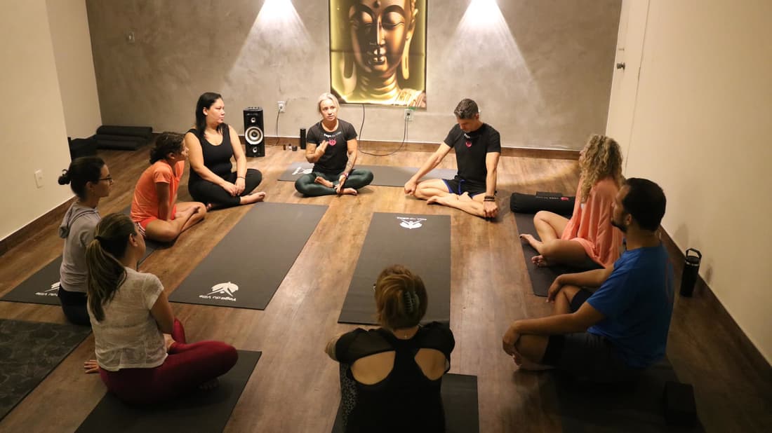 Aula de yoga em círculo no Yoga du Ville — turma reduzida na Tijuca