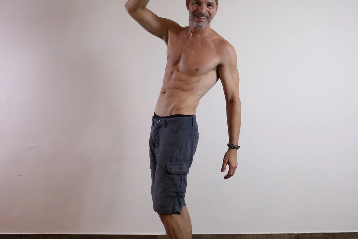 Professor Márcio em aula de Calyoga no Yoga du Ville