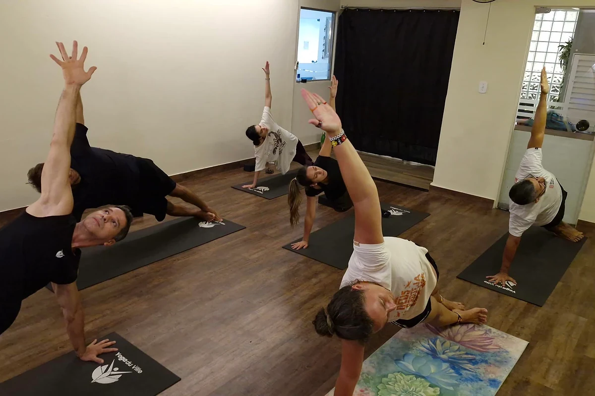 Aula de yoga na Praça Saens Peña — Yoga du Ville, Tijuca